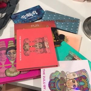 ** 8 makeup palettes**